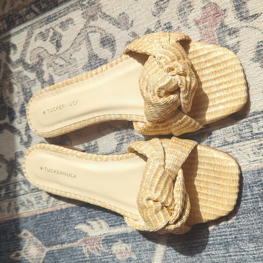 💕HP NWOB Tuckernuck, 6.5, Raffia Sandals 👡☀️ Sold out online